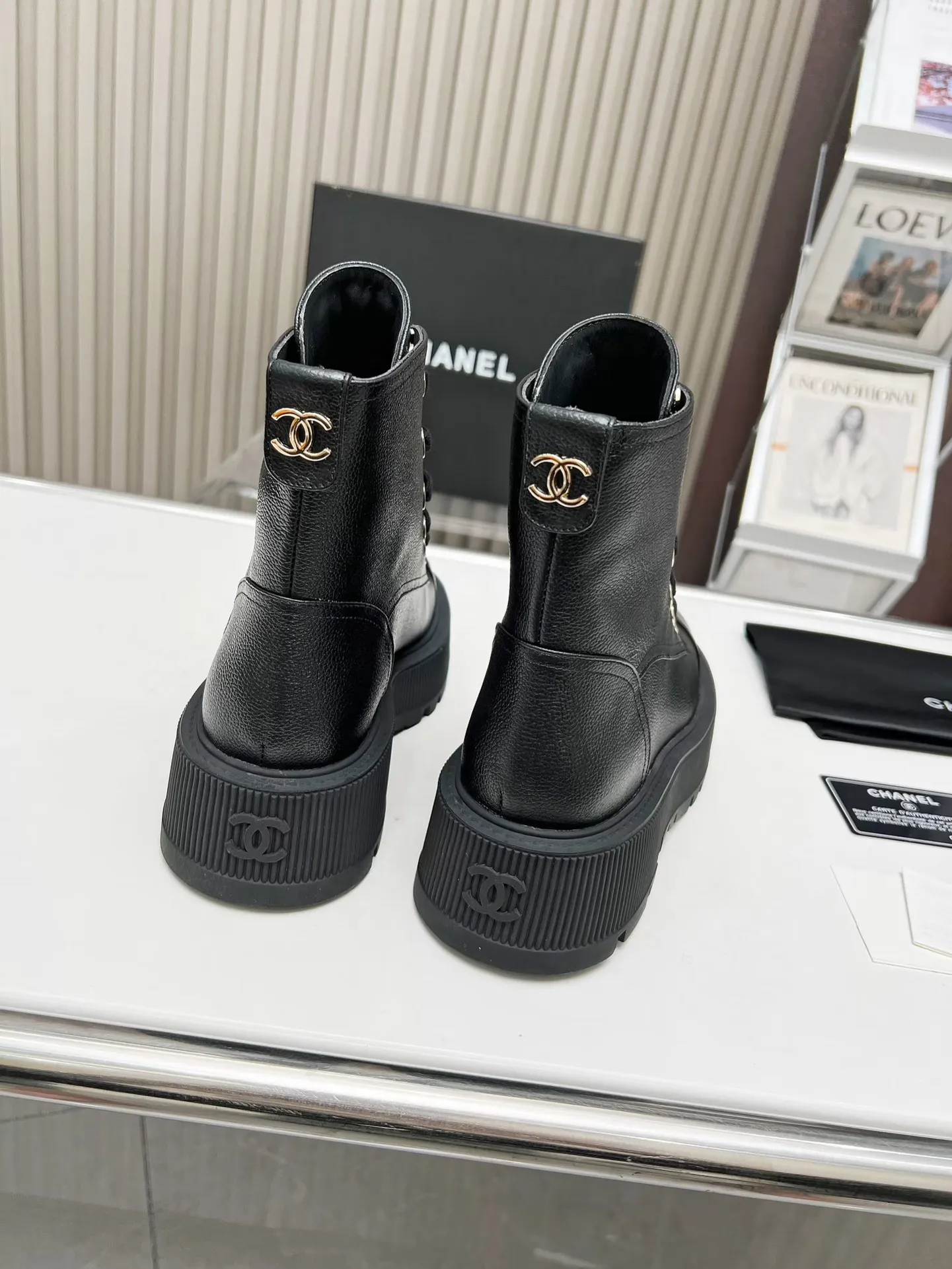 👟👟Ex-factory price 560👟👟 Women's shoes, women's clothing, autumn and winter new Chanel Chanel ankle boots original model opening✅ strap design is super easy to put on and take off, the toe logo is electro-embroidered, the tongue is also a metal brand logo, fabric: special material, lining/foot pad: cow lining, ultra-light rubber non-slip and wear-resistant outsole, color: black, white, blue, code number: 34-41 (34, 41) Need to be customized) Packaging: bag card